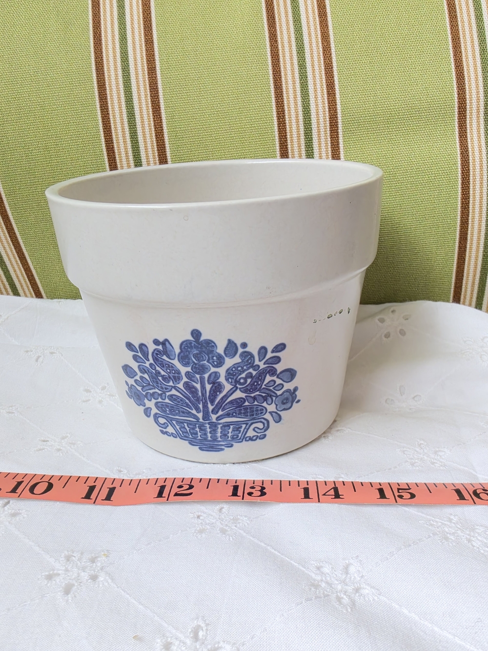 Pfaltzgraff Yorktowne flower pot planter